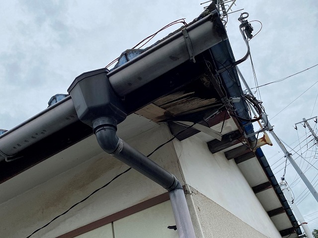 小山市のセメント瓦屋根の葺き直しと軒天張り替え工事前