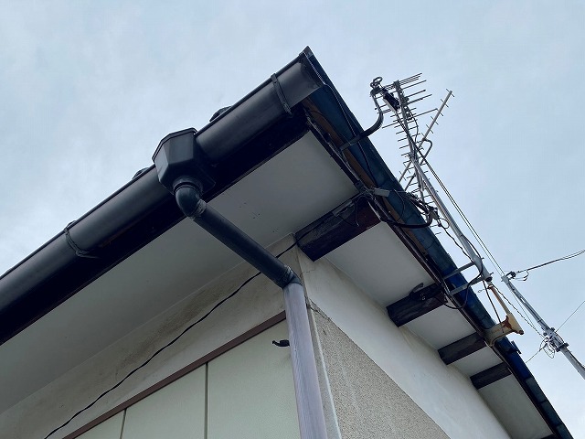 小山市のセメント瓦屋根の葺き直しと軒天張り替え工事後