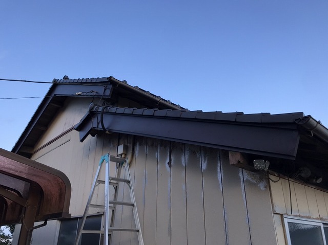 施工前（既存の破風板をガルバリウム鋼板でカバーしました）