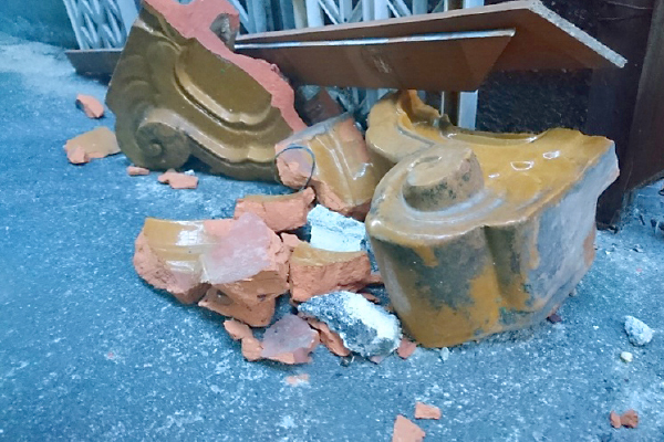 強風や地震で落下した屋根材