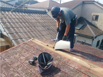 雨漏りのリスクを避ける為、高圧洗浄はせず丹念に掃除を行いました